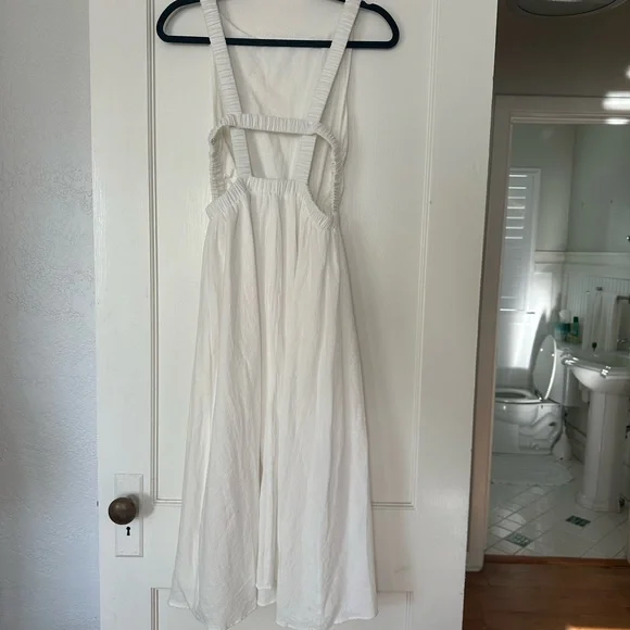 Elegant White Sleeveless Dress - Picture 2 of 2
